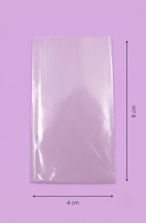 Bolsa de polipropileno transparente con sello lateral, medida 4x8 cm, sobre fondo lila