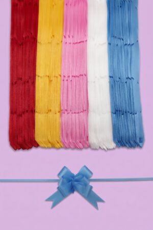 Caja de moños automáticos mini surtidos 100 pz colores rojo, amarillo, azul, blanco y rosa, venta al mayoreo