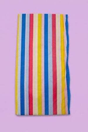 Mantel para fiesta decorado con rayas amarillo, rojo y azul, medidas 1.32 x 1.78 m, venta al mayoreo
